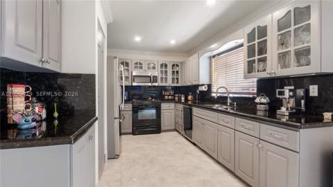 7733 NW 192 St, Hialeah FL - photo 8 of 40