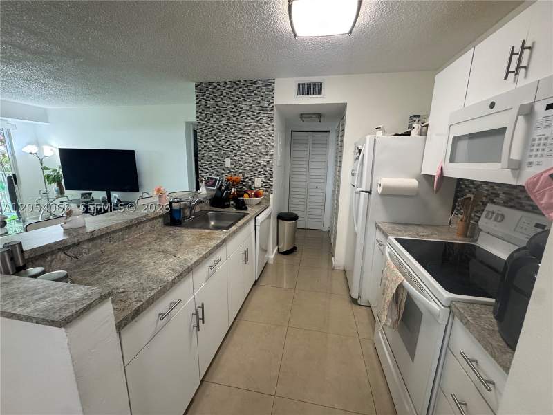 2 bedroom Condominium at 10610 SW 158th Ct 206, Royal Palm Place, Miami — photo 4