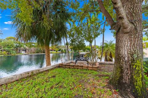 7282 Jacaranda Ln, Miami Lakes FL - photo 10 of 61