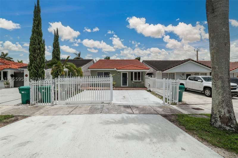 3 bedroom SingleFamilyResidence at 11425 NW 88th Ct, Biltmore Estates, Hialeah Gardens — photo 2