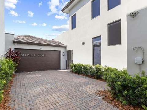 8143 NW 47th Ter, Doral FL - photo 7 of 56
