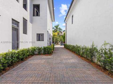 8143 NW 47th Ter, Doral FL - photo 8 of 56