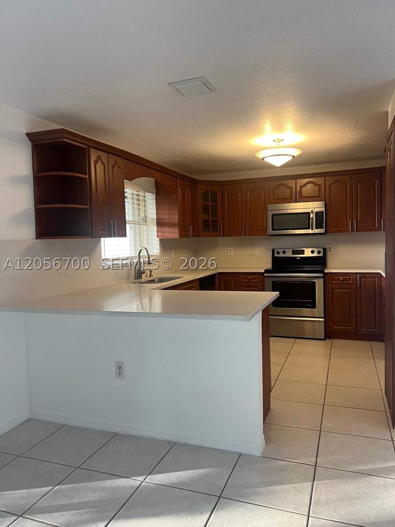 4 bedroom SingleFamilyResidence at 14600 SW 156th Ave, Oak Creek, Miami — photo 3