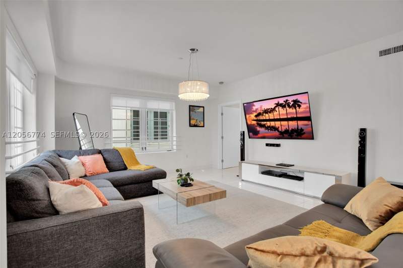 2 bedroom Condominium at 1250 Ocean Dr 2N, The Carlyle Deco Hotel Co, Miami Beach — photo 3
