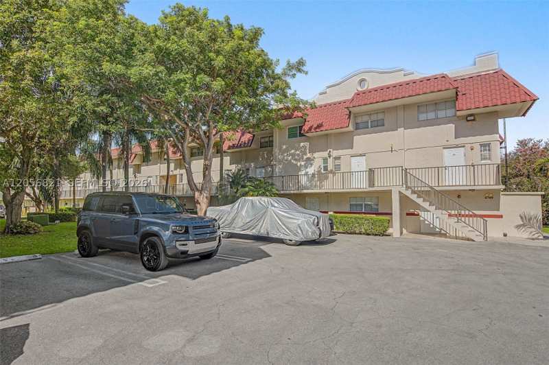 2 bedroom Condominium at 6709 N Kendall Dr 223, Villas Of Pinecrest Condo, Pinecrest — photo 1