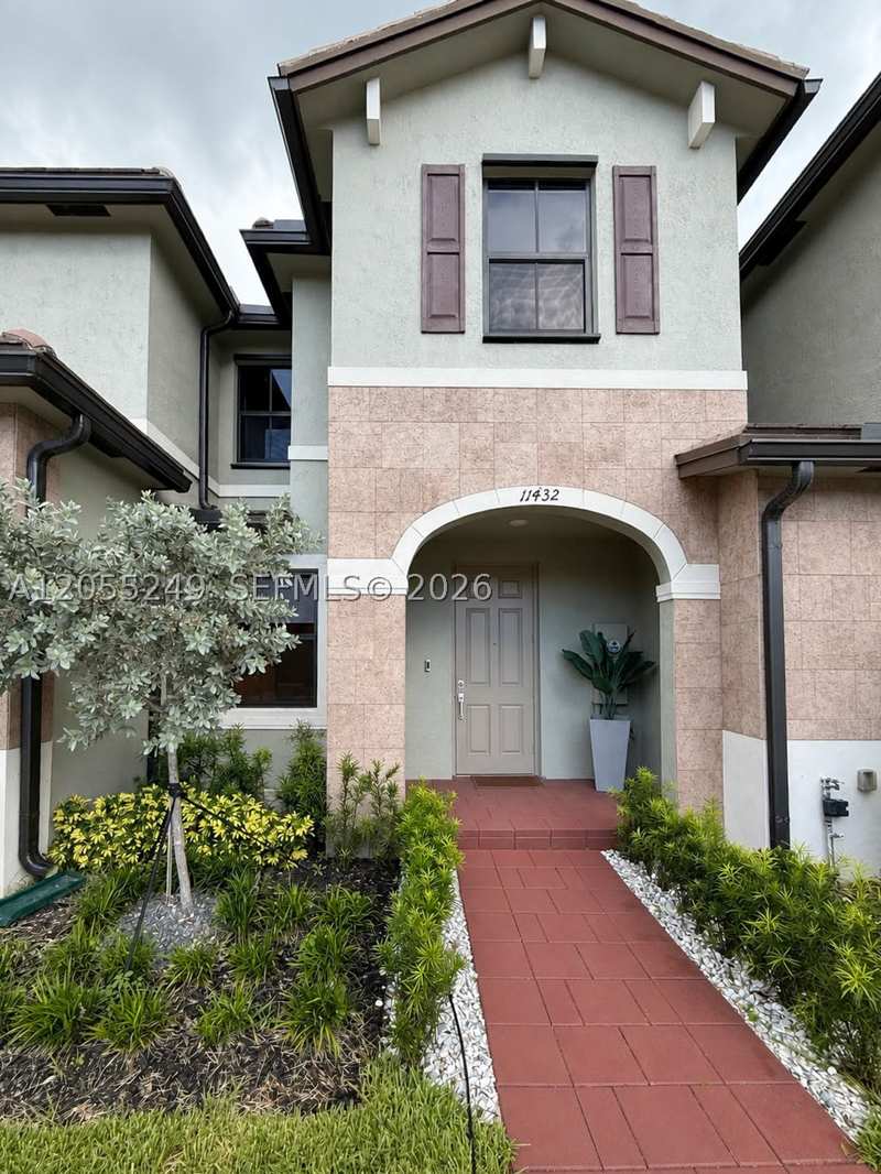 3 bedroom Townhouse at 11432 W 32nd Ln, Aquabella North, Hialeah — photo 1