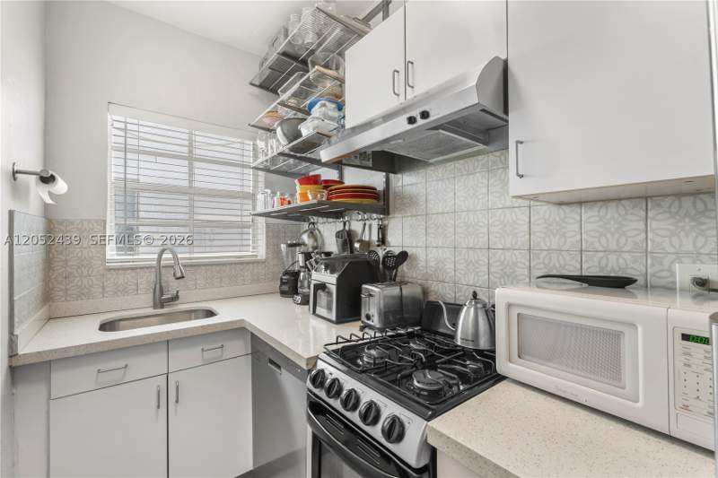 1 bedroom Condominium at 819 Meridian Ave 5, Casablanca Of South Beach, Miami Beach — photo 2