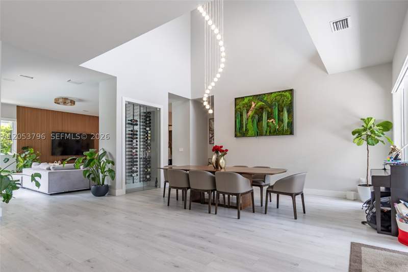 5 bedroom SingleFamilyResidence at 10043 NW 75th Ter, Doral Commons Residential, Doral — photo 2