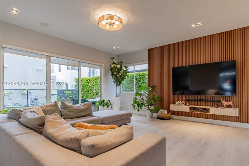 5 bedroom SingleFamilyResidence at 10043 NW 75th Ter, Doral Commons Residential, Doral — photo 3