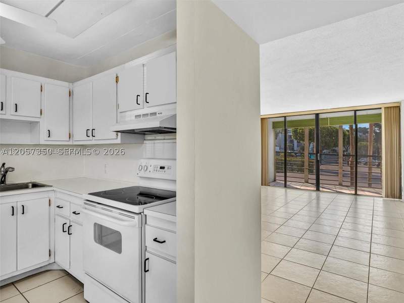 1 bedroom Condominium at 20500 W Country Club Dr 203, Biscaya III Condo, Aventura — photo 2