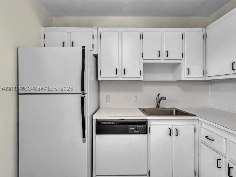 1 bedroom Condominium at 20500 W Country Club Dr 203, Biscaya III Condo, Aventura — photo 4
