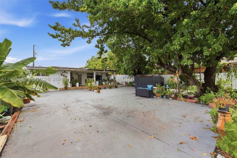 4 bedroom SingleFamilyResidence at 419 SE 3rd St, East Hialeah, Hialeah — photo 4