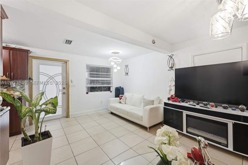 4 bedroom SingleFamilyResidence at 419 SE 3rd St, East Hialeah, Hialeah — photo 5