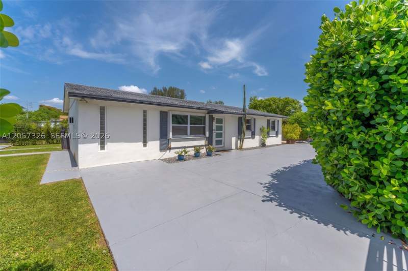 3 bedroom SingleFamilyResidence at 23170 SW 155th Ave, Griffing Silver Palm Sub, Miami — photo 2