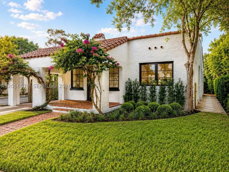 2 bedroom SingleFamilyResidence at 1213 Aguila Ave, Coral Gables Granada Sec, Coral Gables — photo 1