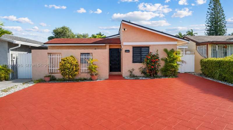 2 bedroom SingleFamilyResidence at 10541 SW 21st Ln, Les Chalets, Miami — photo 2
