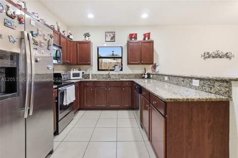 15585 SW 176th Ter, Miami FL - photo 10 of 38