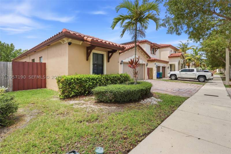 3 bedroom SingleFamilyResidence at 15585 SW 176th Ter, Venetian Parc West, Miami — photo 3
