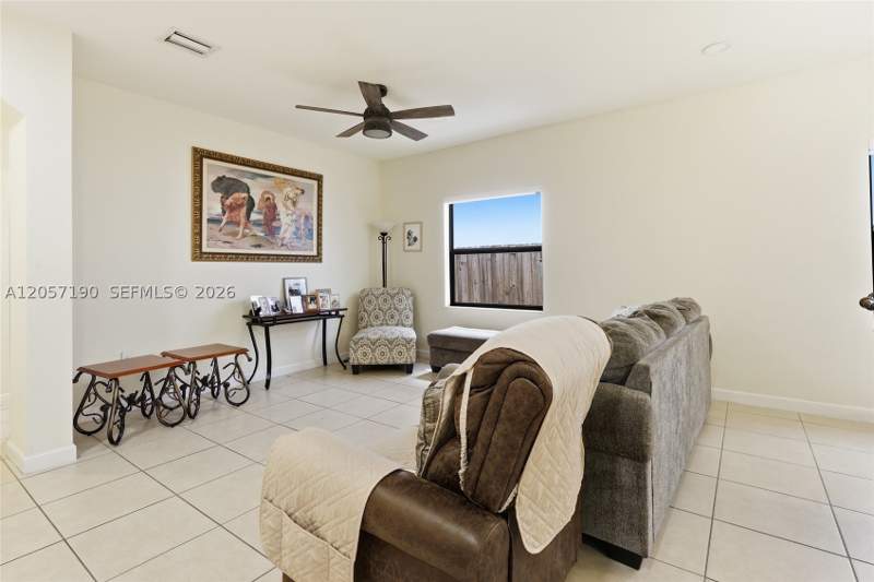 3 bedroom SingleFamilyResidence at 15585 SW 176th Ter, Venetian Parc West, Miami — photo 5