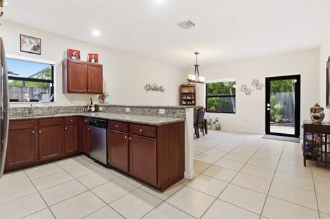 15585 SW 176th Ter, Miami FL - photo 9 of 38