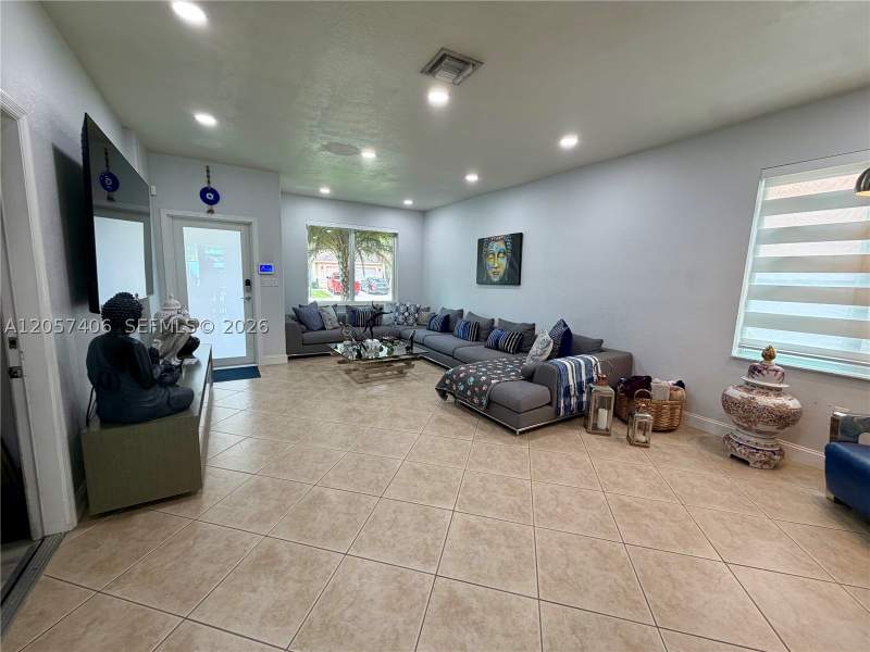 3 bedroom SingleFamilyResidence at 2021 SE 15th St, Shores At Keys Gate, Homestead — photo 4