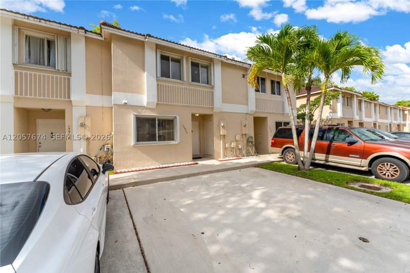 3 bedroom Townhouse at 13970 SW 179th St, Weitzer Serena Lakes Town, Miami — photo 2