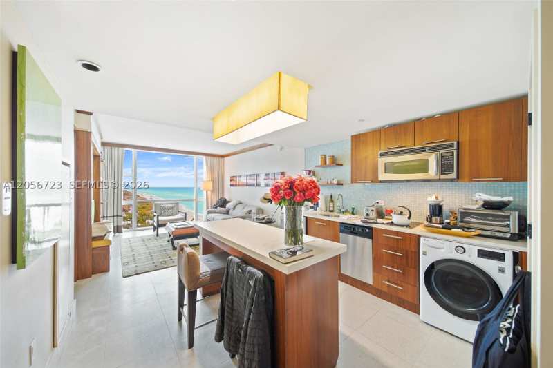 1 bedroom Condominium at 6801 Collins Ave 1015, Central Carillon Beach, Miami Beach — photo 1