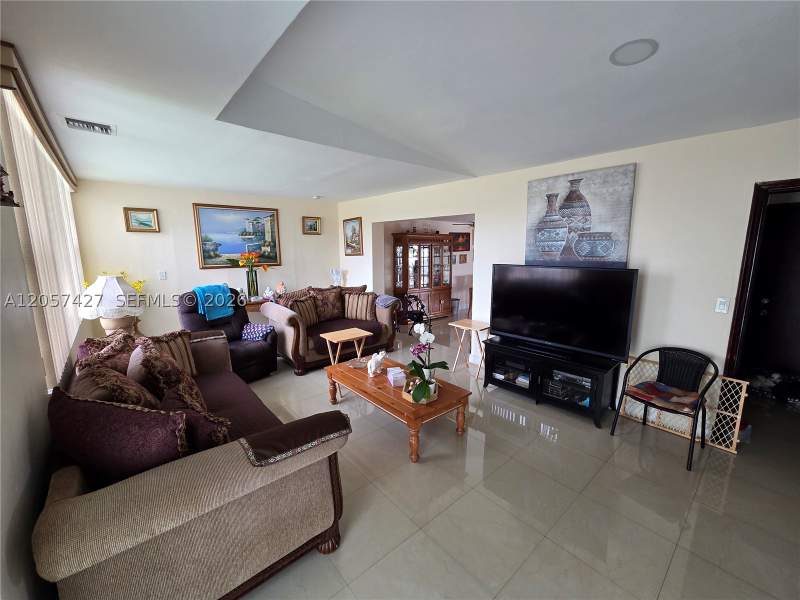 4 bedroom SingleFamilyResidence at 8441 SW 32nd Ter, Coral Way Village Sec A P, Miami — photo 2