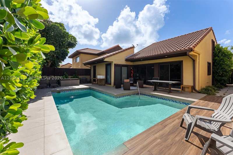 3 bedroom SingleFamilyResidence at 1017 NE 202nd Ln, Sky Lake Villas First Add, Miami — photo 1