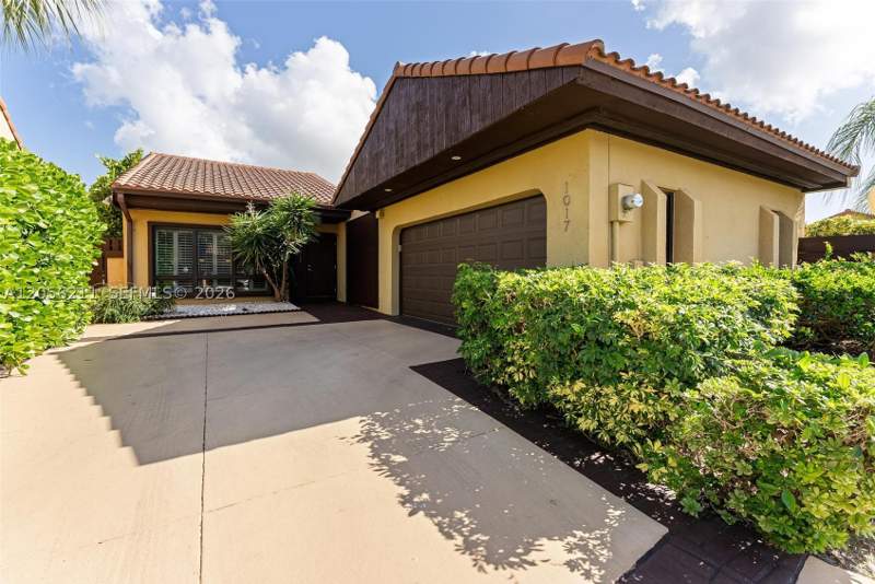 3 bedroom SingleFamilyResidence at 1017 NE 202nd Ln, Sky Lake Villas First Add, Miami — photo 2