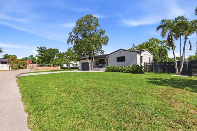 3 bedroom SingleFamilyResidence at 6321 SW 21st St, Gables View, Miami — photo 4