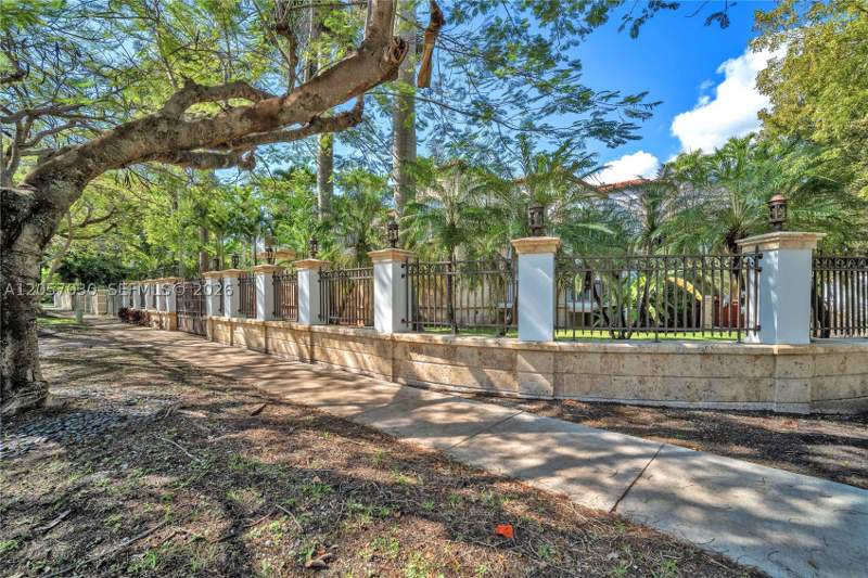 7 bedroom SingleFamilyResidence at 1710 S Miami Ave, Holleman Park, Miami — photo 4