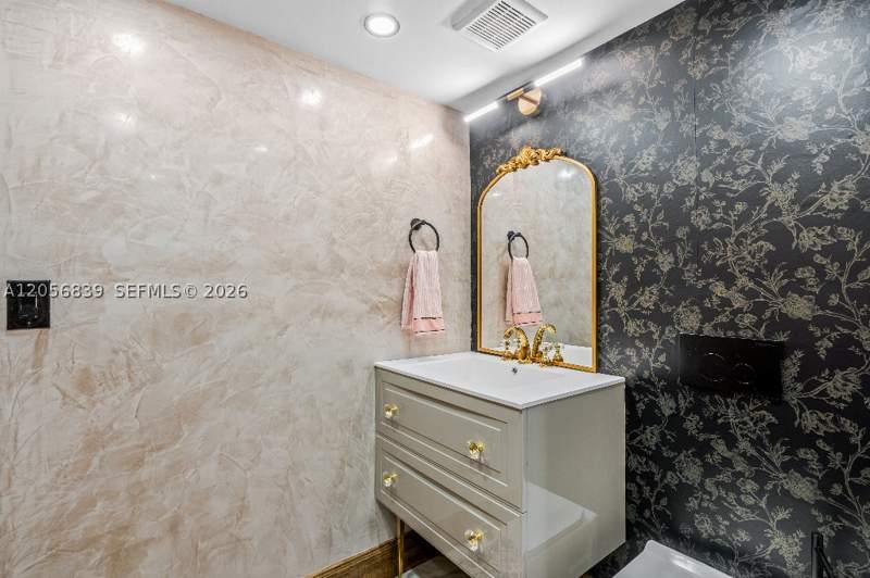 2 bedroom Condominium at 2457 Collins Ave 1603, The Royal Club Condo, Miami Beach — photo 3