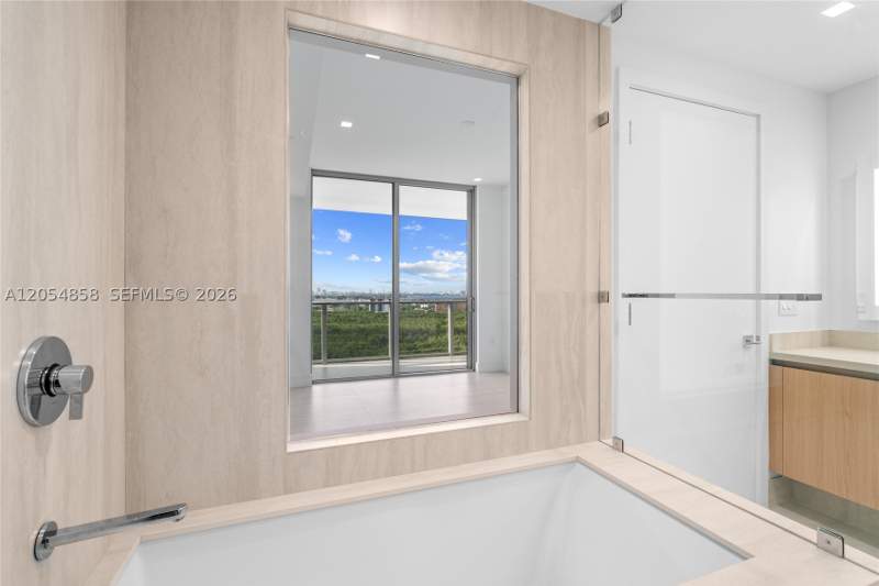 1 bedroom Condominium at 2411 Laguna Circle 1604, One Park Tower, North Miami — photo 3