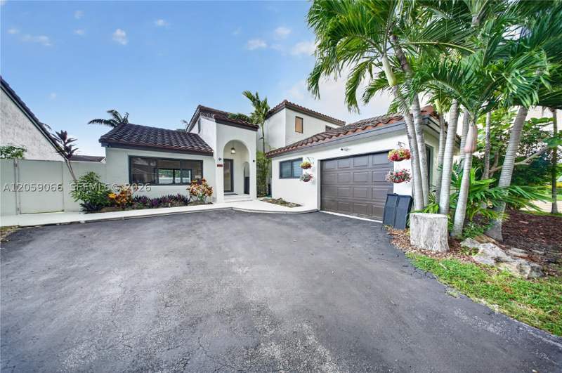 4 bedroom SingleFamilyResidence at 12510 SW 95th Ter, Kenland Homes, Miami — photo 2