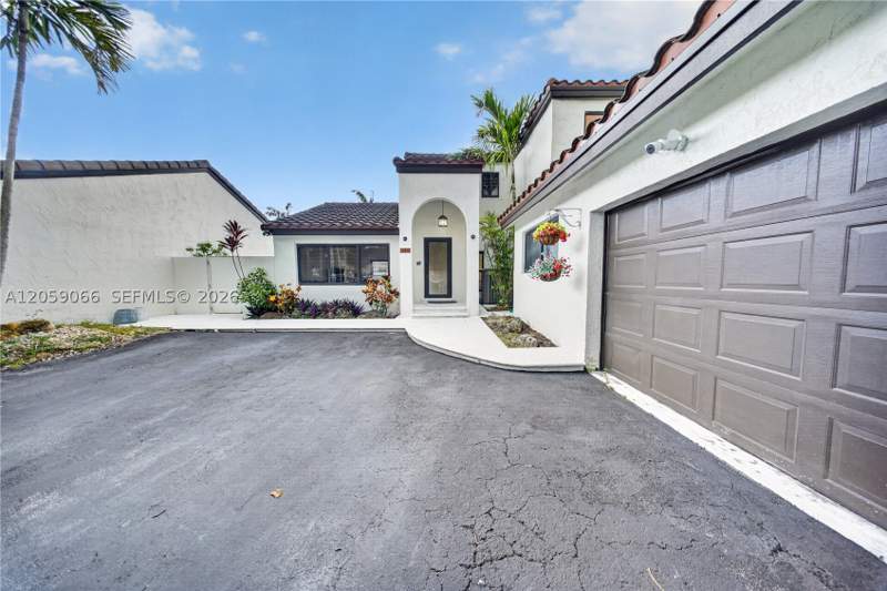 4 bedroom SingleFamilyResidence at 12510 SW 95th Ter, Kenland Homes, Miami — photo 3