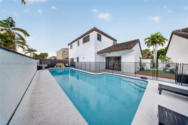 4 bedroom SingleFamilyResidence at 12510 SW 95th Ter, Kenland Homes, Miami — photo 5
