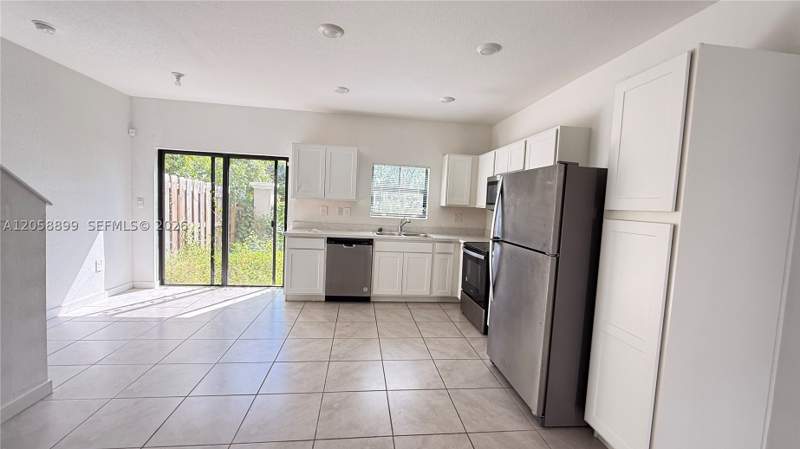 3 bedroom Townhouse at 322 NE 1st Dr, Florida City Park Rev, Florida City — photo 2