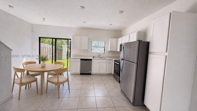 3 bedroom Townhouse at 322 NE 1st Dr, Florida City Park Rev, Florida City — photo 3