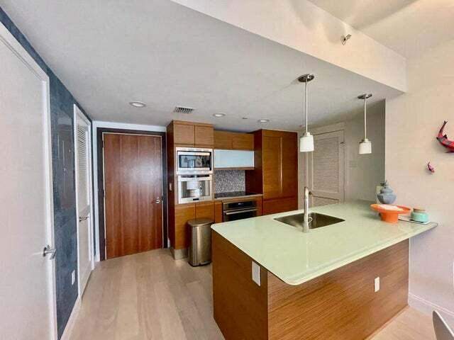 1 bedroom Condominium at 5875 Collins Avenue 1606, Mei Condo, Miami Beach — photo 2