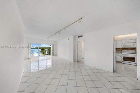 300 Bayview Dr 202, Sunny Isles Beach FL - photo 7 of 43