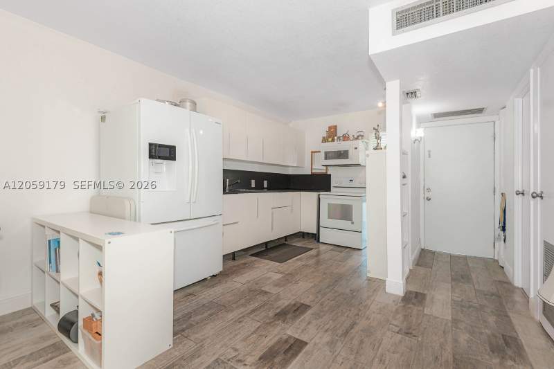 1 bedroom Condominium at 3401 N Country Club Dr 117, Ensenada Condo Bldg E-Ii, Aventura — photo 2