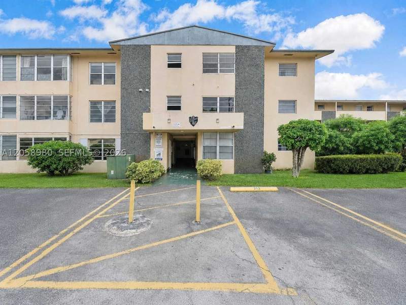2 bedroom Condominium at 110 Royal Palm Rd 208, Palm Springs Gardens Bldg, Hialeah Gardens — photo 2