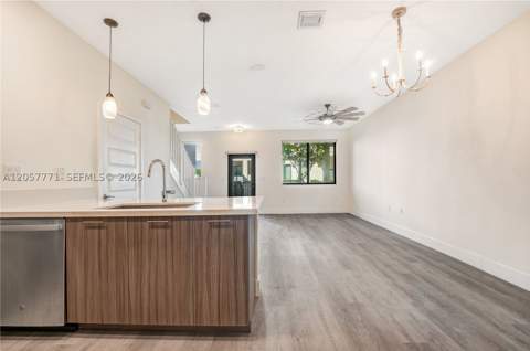 4733 NW 83rd Pkwy, Doral FL - photo 9 of 43