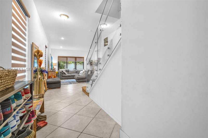5 bedroom SingleFamilyResidence at 3575 W 97th St, Bonterra, Hialeah — photo 3
