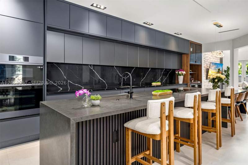 5 bedroom SingleFamilyResidence at 4027 194th Trl, Golden Gate Estates & Mar, Sunny Isles Beach — photo 5