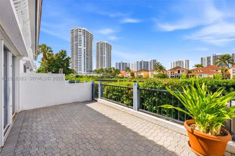 3748 NE 209th Ter, Aventura FL - photo 13 of 33
