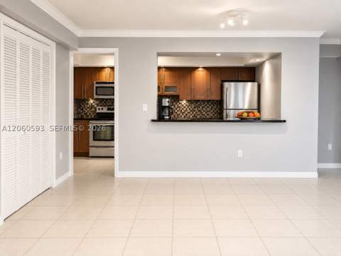 18071 Biscayne Blvd 302, Aventura FL - photo 8 of 32