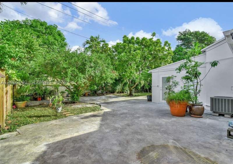 3 bedroom SingleFamilyResidence at 6391 SW 39th St, Central Miami Part 2, Miami — photo 3