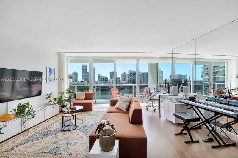 1 bedroom Condominium at 900 Bay Dr 716+Dock Slip available, King Cole Condo, Miami Beach — photo 4